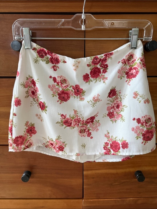 Le Lis Dresses & Skirts - Le Lis White Mini Skort with Pink Rose Print NWT Size XS